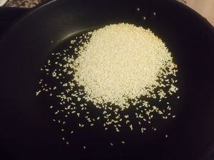 roasting-sesame-seeds